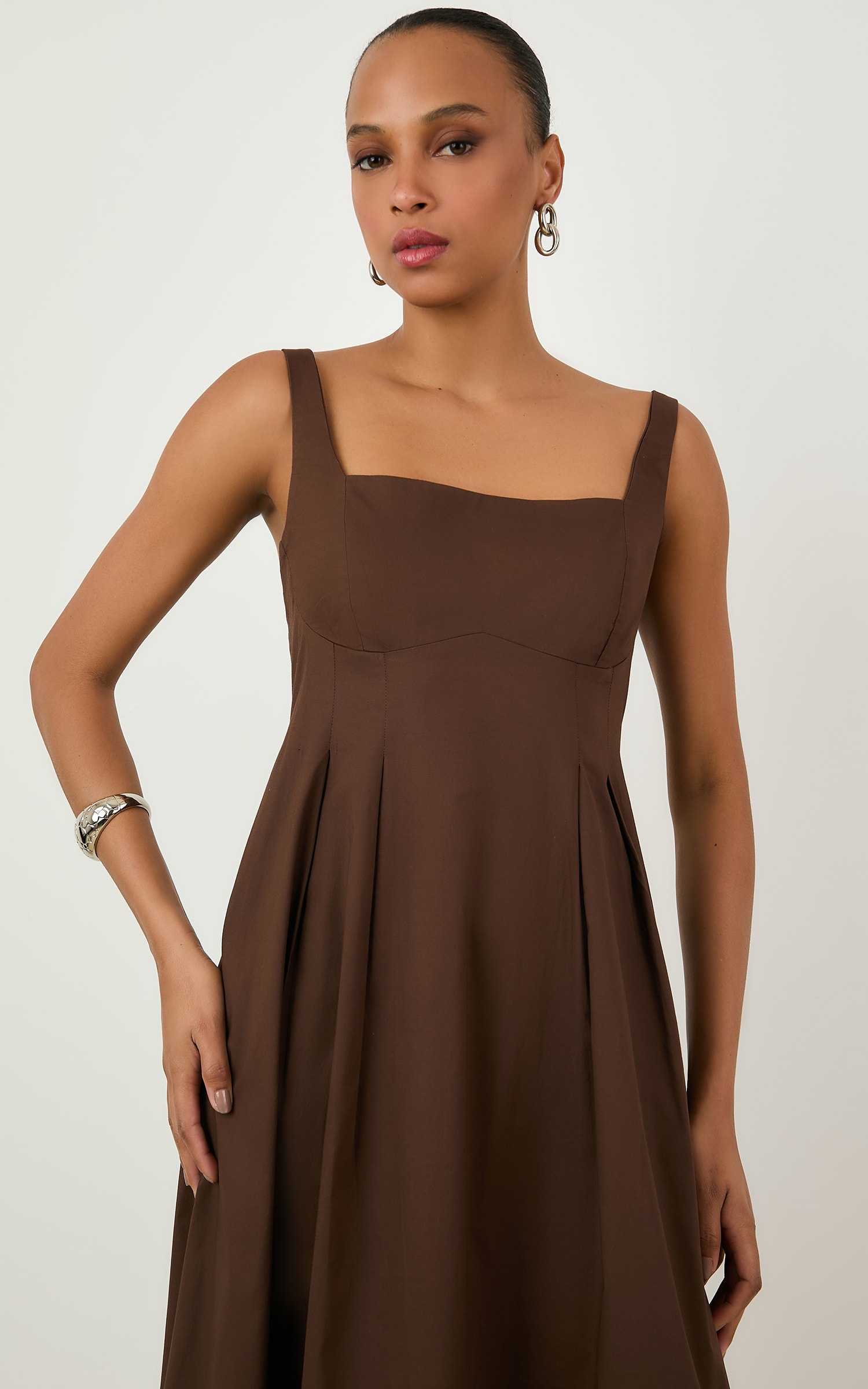 Vestido Midi Pregas Chocolate