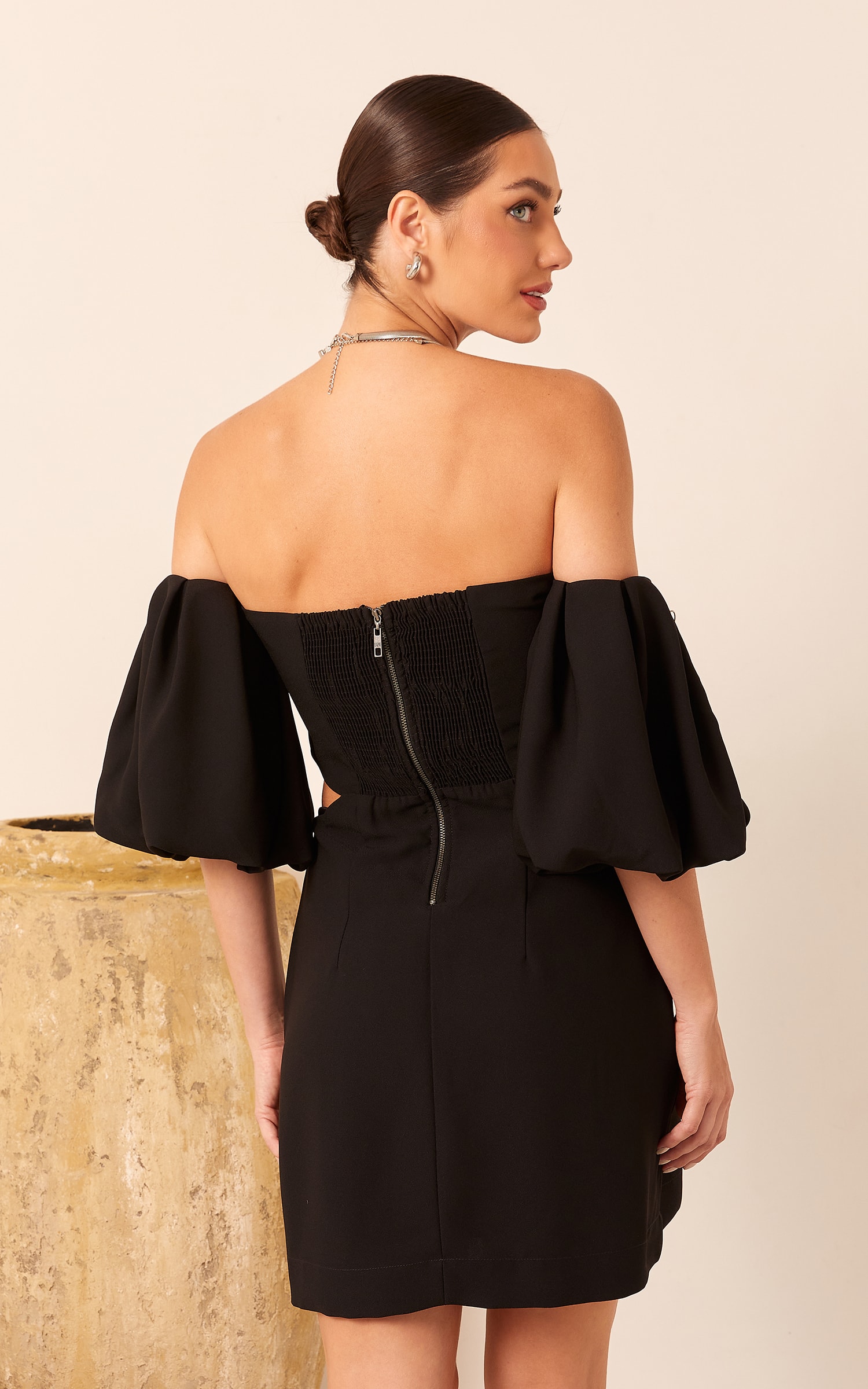 Vestido Ombro a Ombro Curto Preto