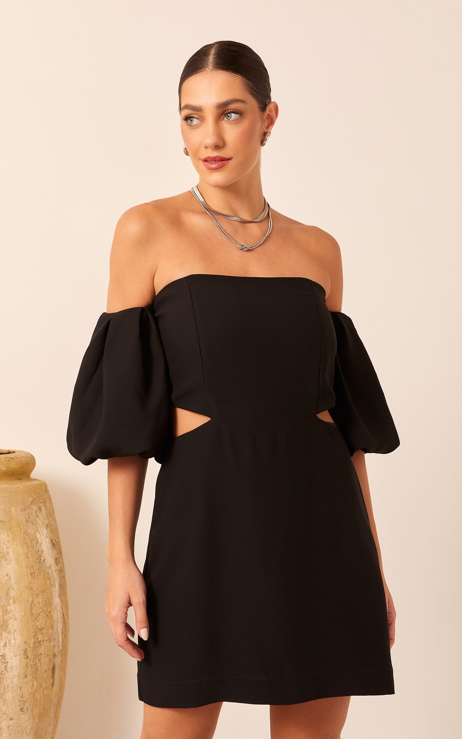 Vestido Ombro a Ombro Curto Preto