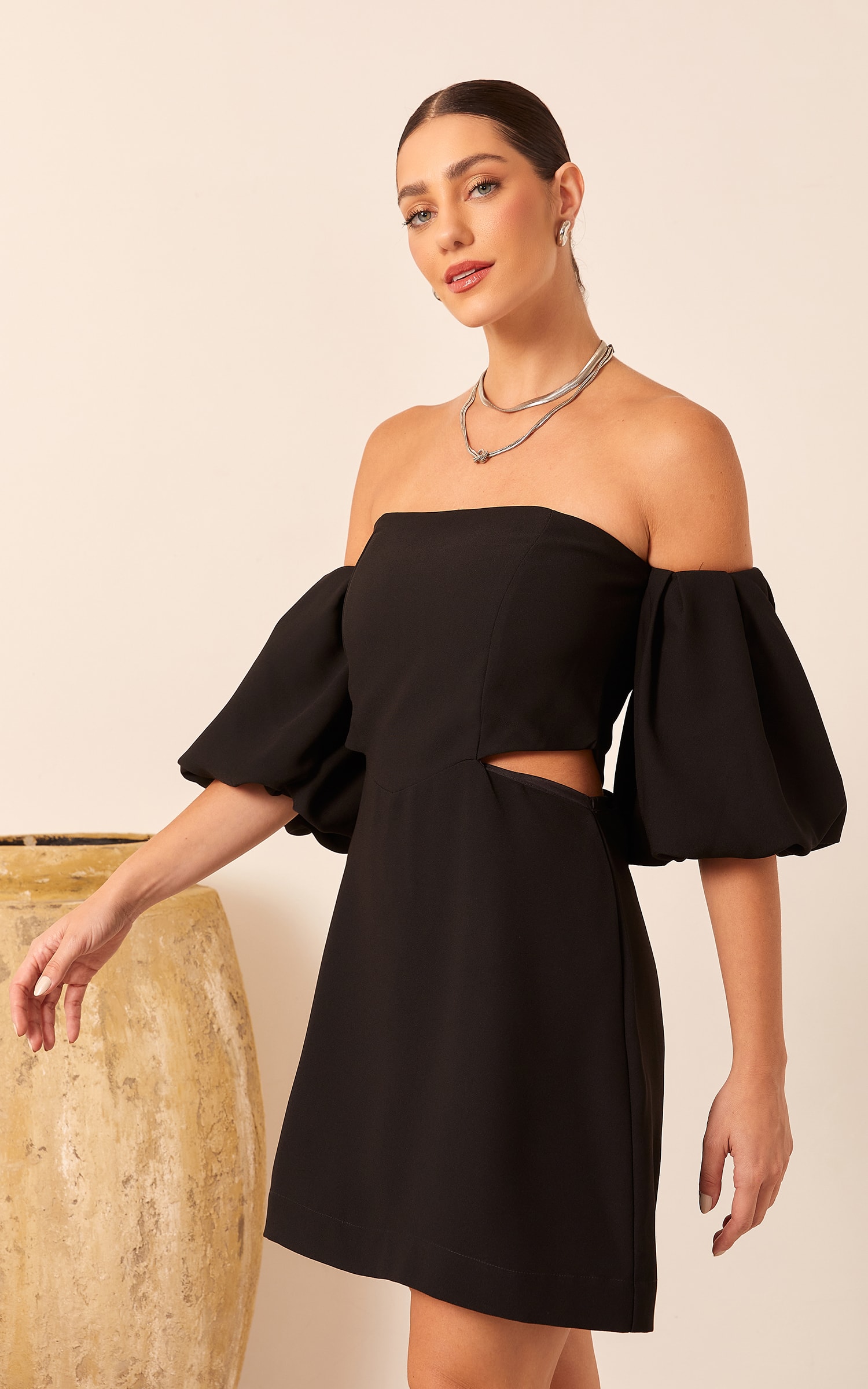 Vestido Ombro a Ombro Curto Preto