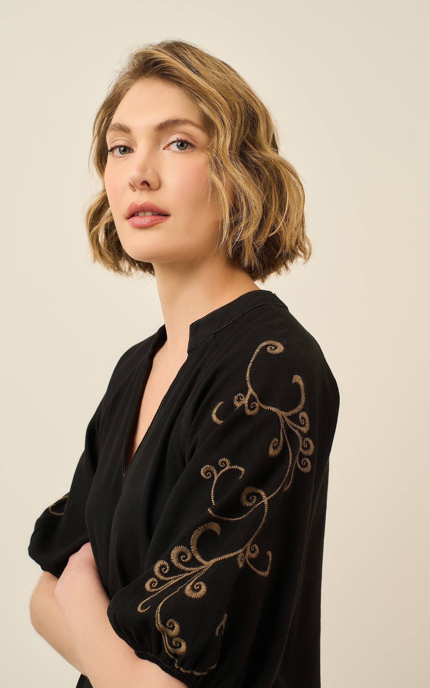 Vestido Sarja Bordado Preto