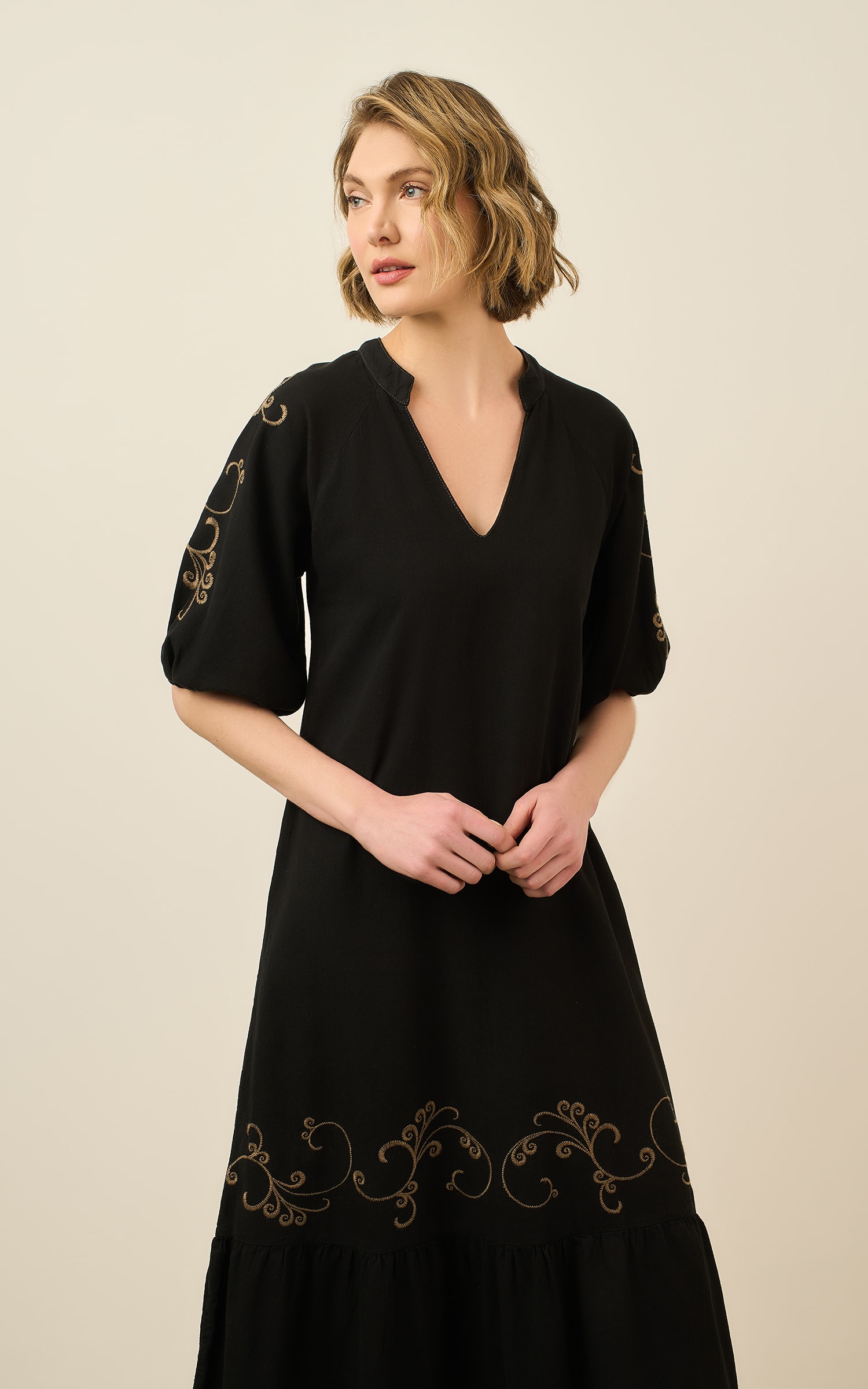 Vestido Sarja Bordado Preto