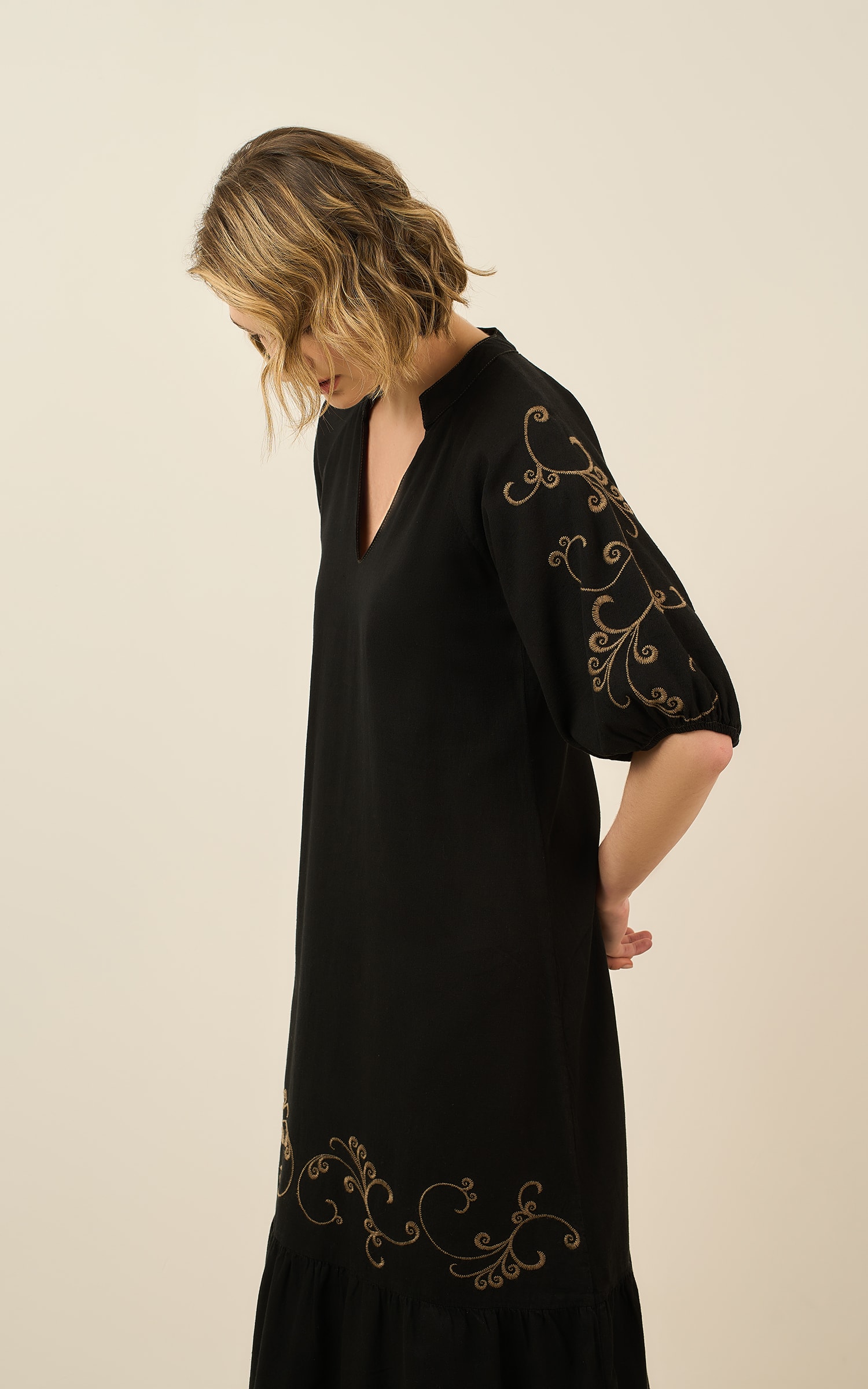 Vestido Sarja Bordado Preto